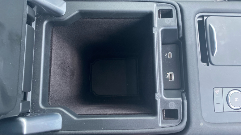 Land Rover Discovery 3.0 D300 Dynamic SE 5dr Auto Diesel Station Wagon